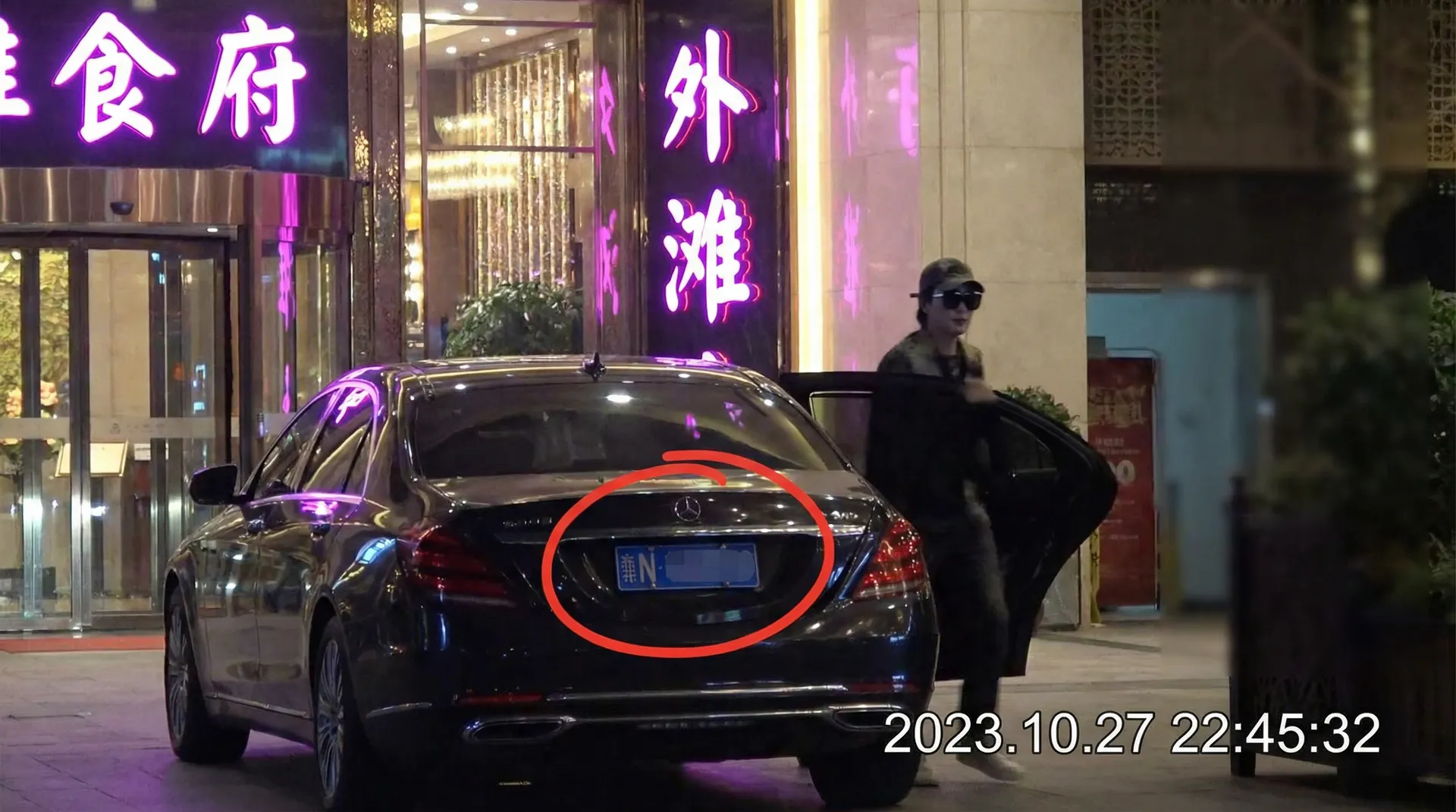 暗网吃瓜_明星黑料_吃瓜聚集地_暗网吃瓜官网入口 - 豪车餐厅外偷拍